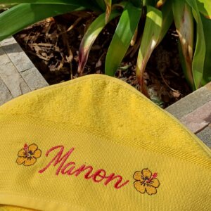 cape de bain brodée